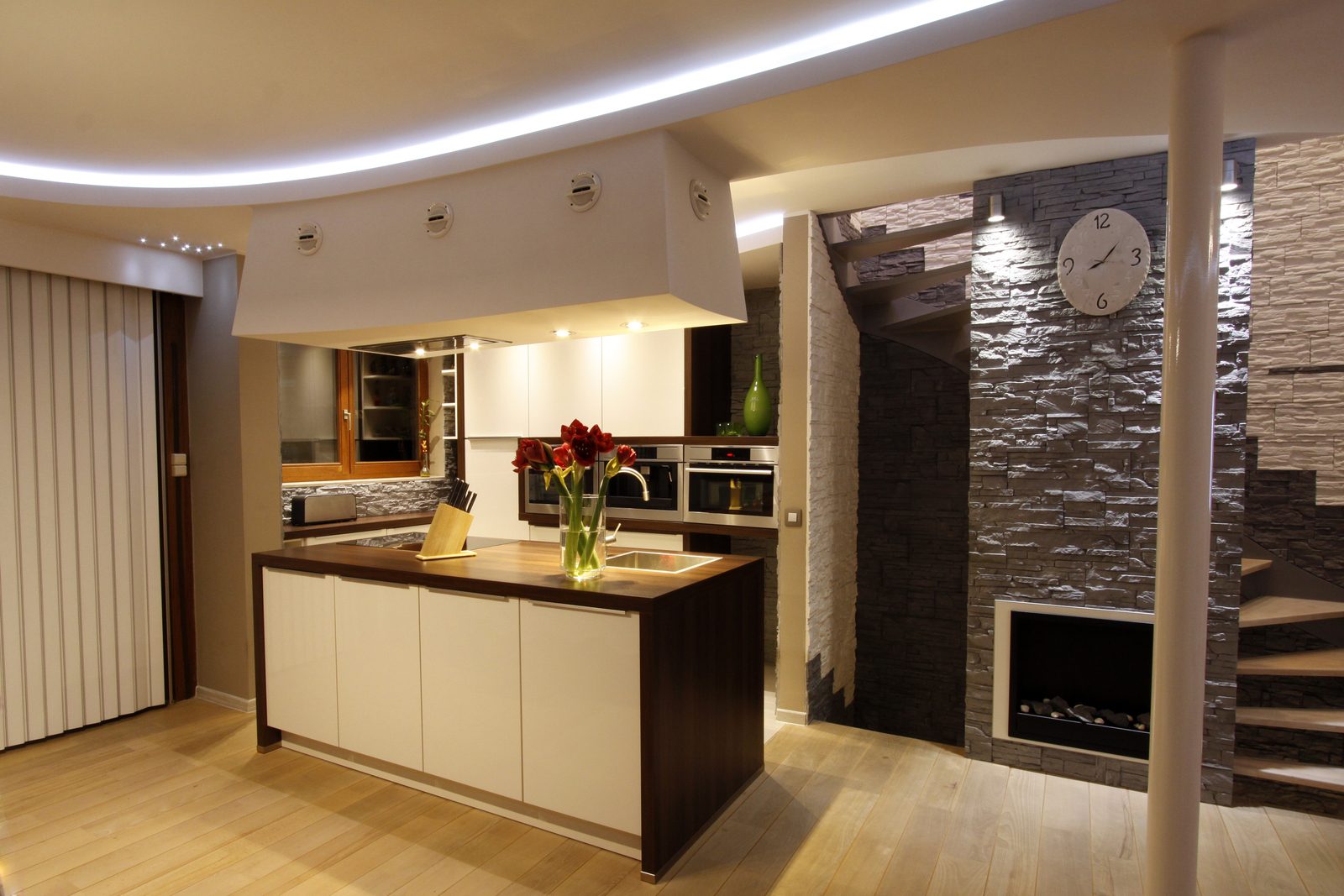 Open keuken met verlaagd plafond